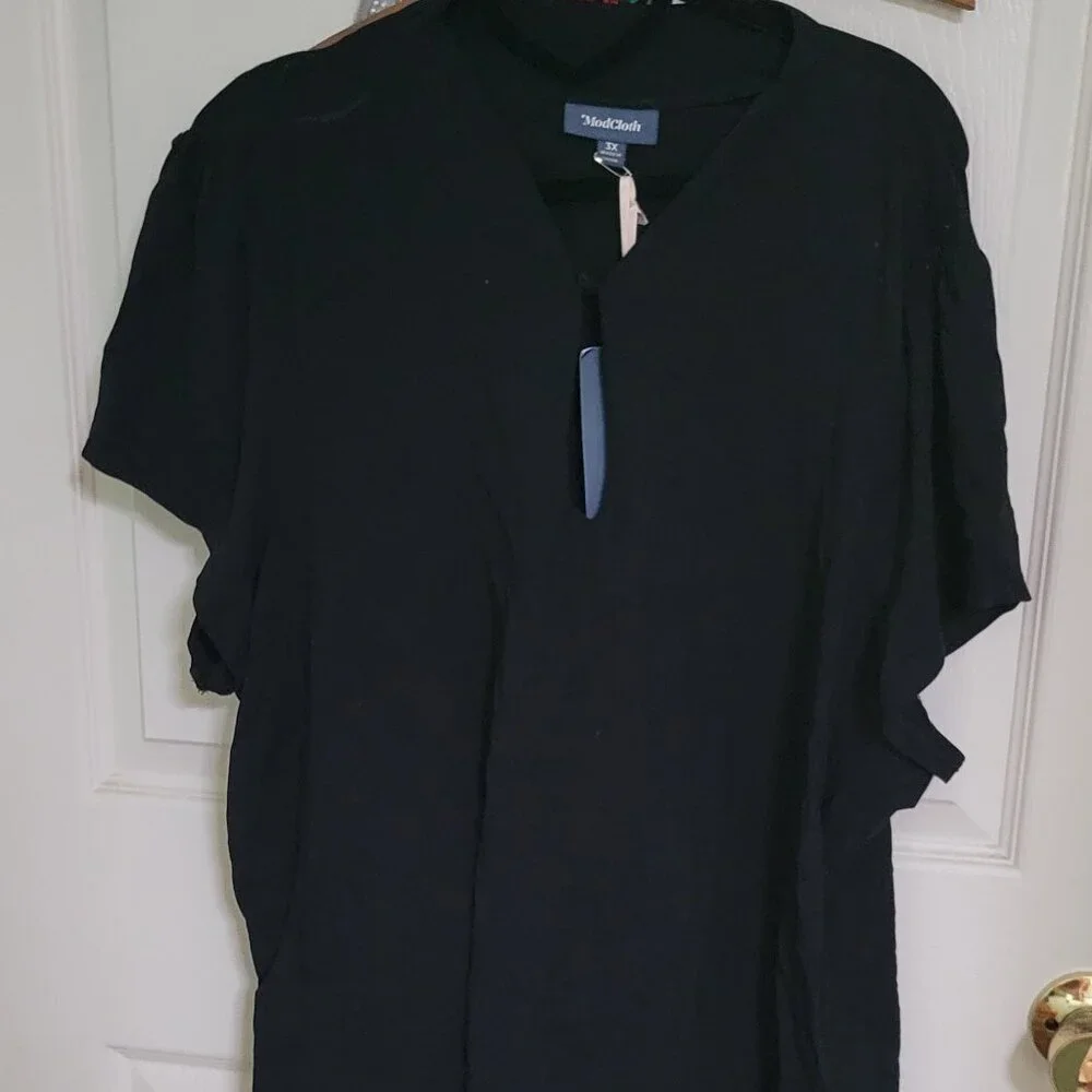 Highcollared Keyhole Blouse in Black - Picture 2 of 2